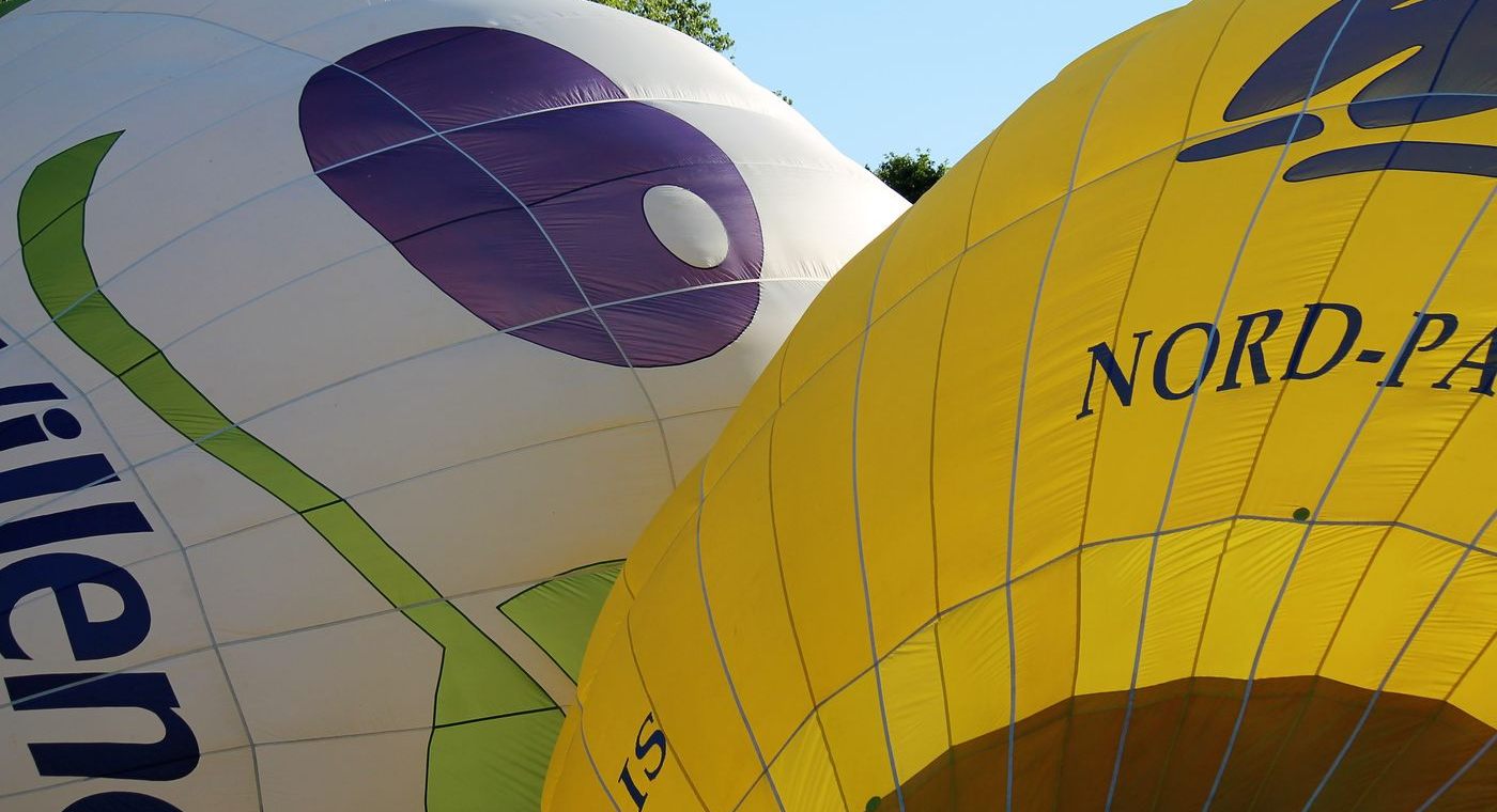 Deux enveloppes de montgolfière en cours de gonflage, vues de près